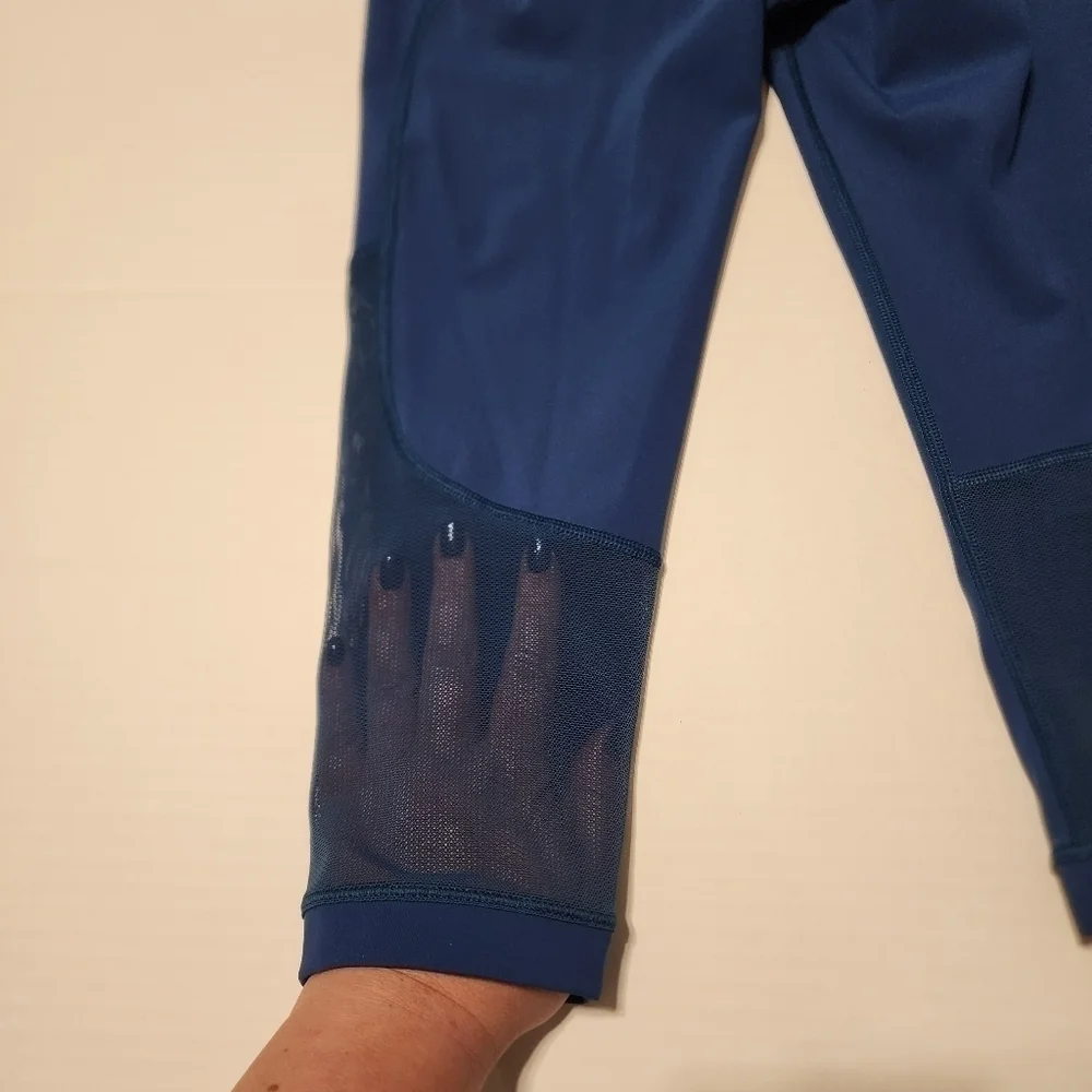 Lululemon size 2 Gear up blue Poseidon cropped leggings with sheer accents